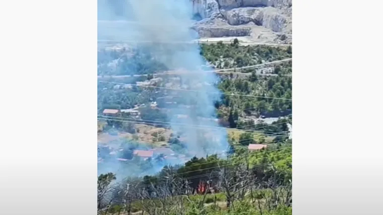 Izbio požar kod Splita, ubrzo stavljen pod kontrolu. U jednom trenutku prijetio kućama