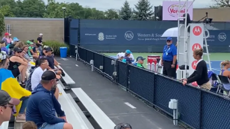 VIDEO, Nevjerojatne scene u SAD-u: Gledateljicu izbacili jer je imala ukrajinsku zastavu, pozvali joj policiju