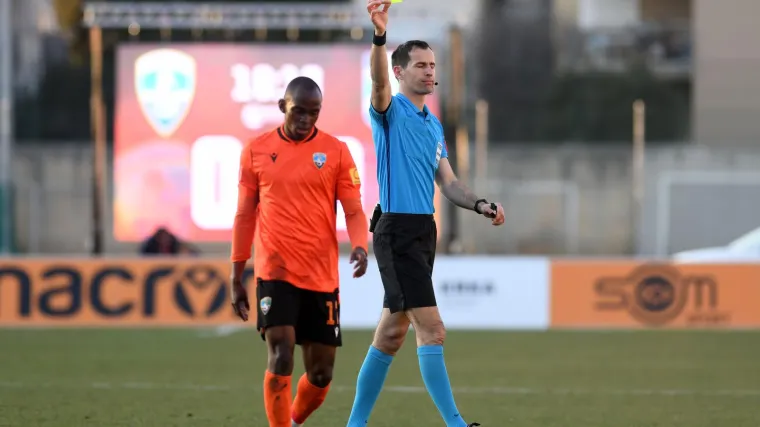 Skandal na utakmici Zadra i &Scaron;ibenika. Navijači rasistički vrijeđali igrača i gađali ga bananom, a prijetili su i srpskom nogometa&scaron;u