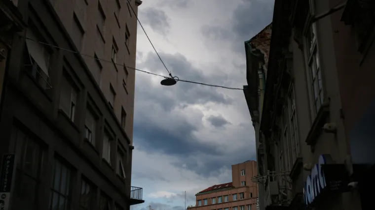 Danas pretežno vedro i jako vruće, od večeri porast naoblake. U petak osjetno svježije i nestabilnije uz ki&scaron;u