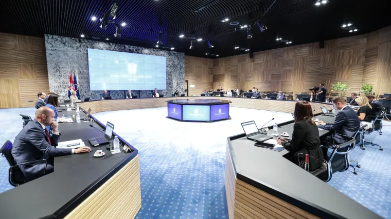 Prva sjednica Vlade nakon godi&scaron;njeg pro&scaron;la je bez plana za pomoć građanima i poduzetnicima...