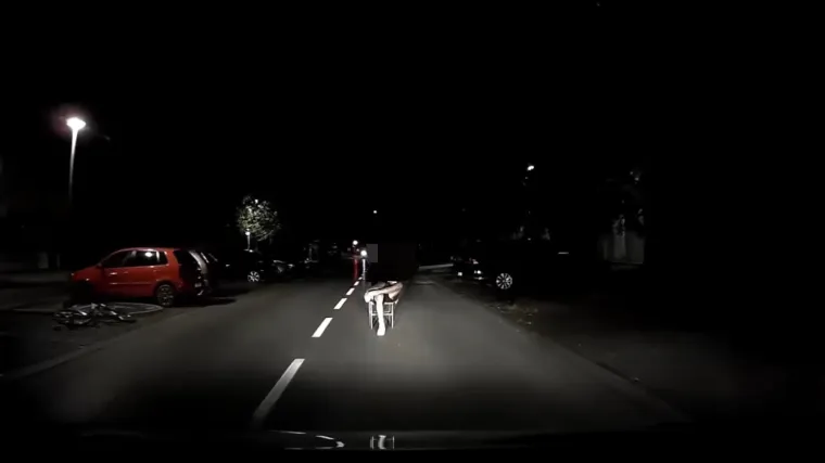 VIDEO Uznemirujuća scena iz Osijeka. Dječak sjedio u mraku nasred ceste, vozač se u zadnji tren zaustavio