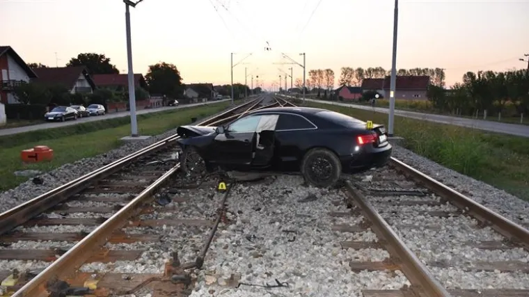 Čudom preživjeli: Policija objavila fotografije stra&scaron;ne nesreće, mladi vozač s punim autom sletio na prugu