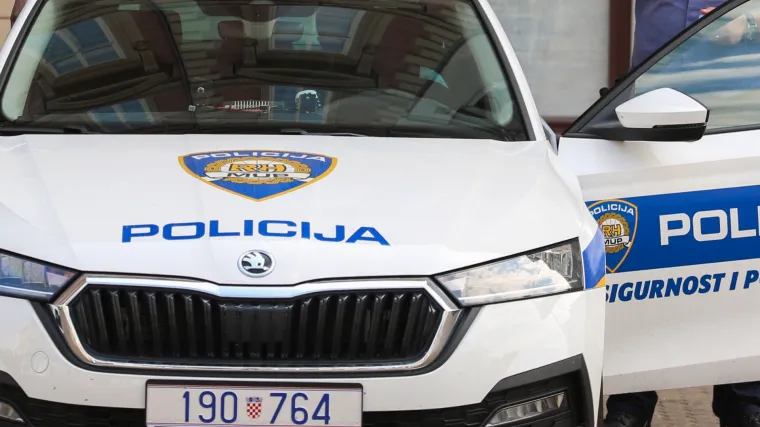 Mladić (27) autom sletio u more u trajektnoj luci Prapratna, preminuo je