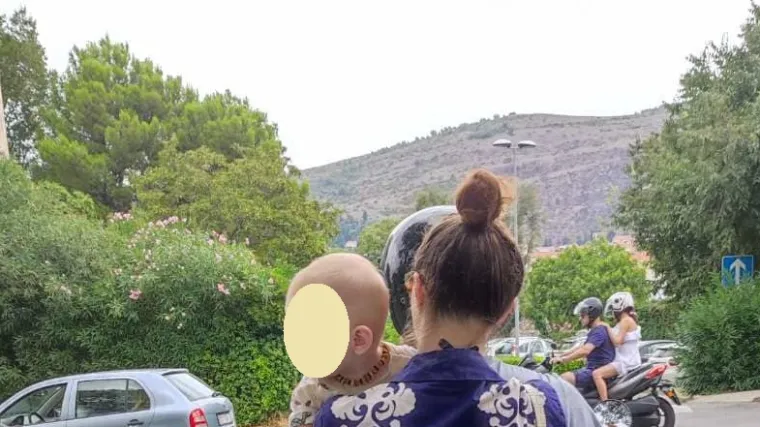 Fotografija s dubrovačkog područja raspalila internet - s bebom u krilu i bez kacige sjedi na motoru...