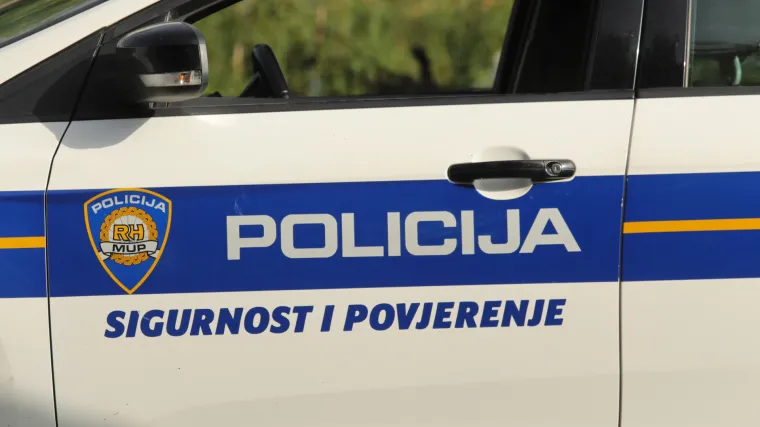 Drama u Splitu: Mu&scaron;karac ozlijeđen o&scaron;trim predmetom, jedna osoba uhićena