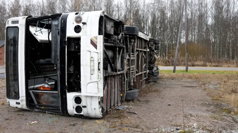 Jedna osoba poginula, a 24 ih je ozlijeđeno, u prevrtanju atobusa. Među ozlijeđenima ima djece