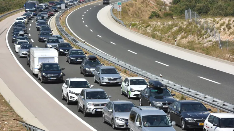 Zavr&scaron;io očevid prometne nesreće u tuneli Sveti rok, promet pu&scaron;ten u oba prometna traka u smjeru Zagreba