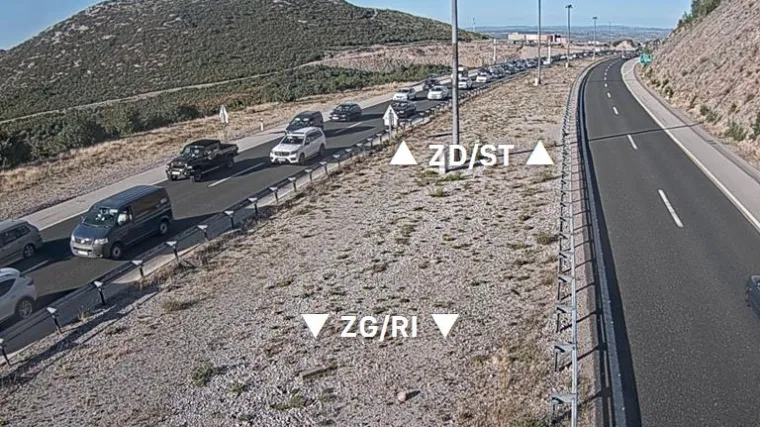 Zbog prometne nesreće u tunelu Sveti Rok prema Zagrebu se vozi jednim trakom, kolona vozila je 10 kilometara