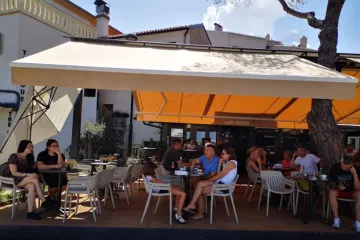 Novinarka: 'Supruga su istjerali iz kafića jer je došao s bebama!'; Konobar: 'Ponašao se kao razbojnik'