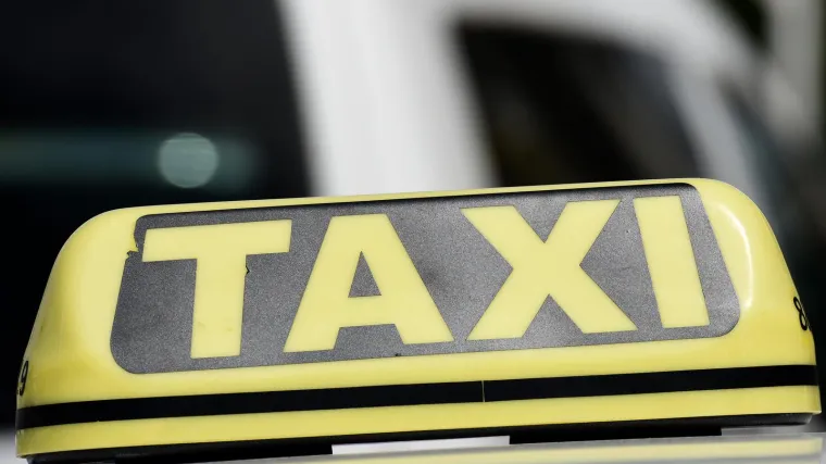 Mladići od 15, 16 i 22 godine opljačkali taksista nasred ceste i prijetili mu nožem