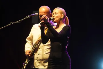 Nakon Karleuše, slavnu roštiljadu uveličala i druga Jelena: Rozgu ni pripijeni minjak nije sputavao u vatrenom nastupu