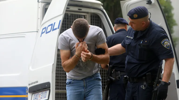 Mu&scaron;karac koji je nožem izbo suprugu i njenog prijatelja ide u istražni zatvor