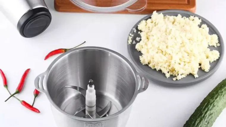 Reže, sjecka, gnječi i melje namirnice u samo 30 sekundi. I pritom &scaron;tedi 90% vremena koje provodite u kuhinji