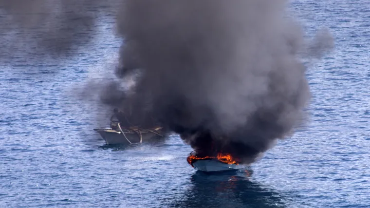 FOTO Vatra progutala gliser kod Omi&scaron;a: 'Crni gusti dim nadvio se nad Dućama. Tu su i kupači'