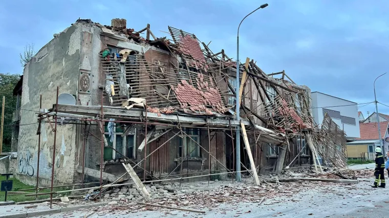 FOTO Uru&scaron;io se krov na zgradi u centru Siska, srećom nema stradalih: 'Ovaj objekt potrebno je hitno ukloniti'