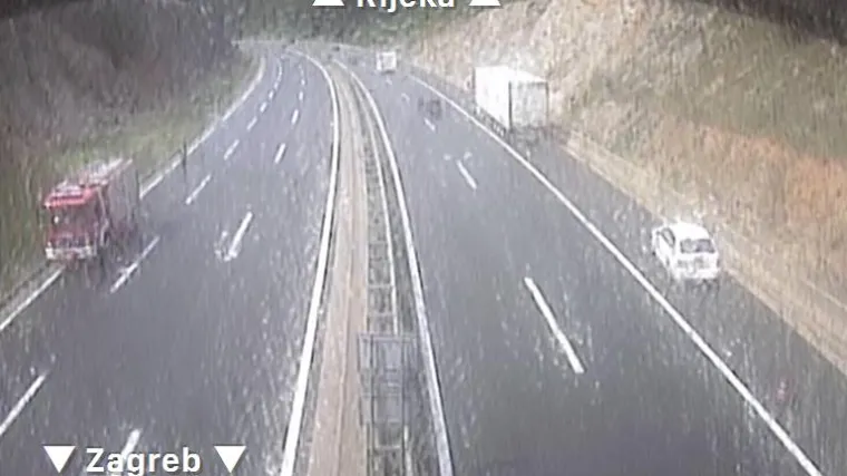 Nevrijeme pogodilo Gorski kotar: Zbog tuče i velike količine vode vozi se usporeno, bujice vode u tunelima