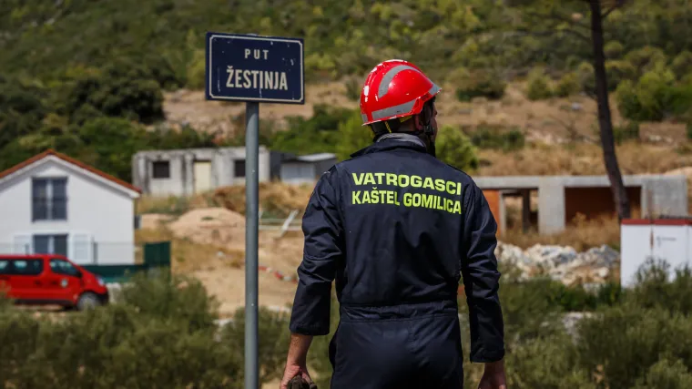 Udar groma prouzročio požar u Trolokvama u Dalmaciji: U pomoć stiže i kanader