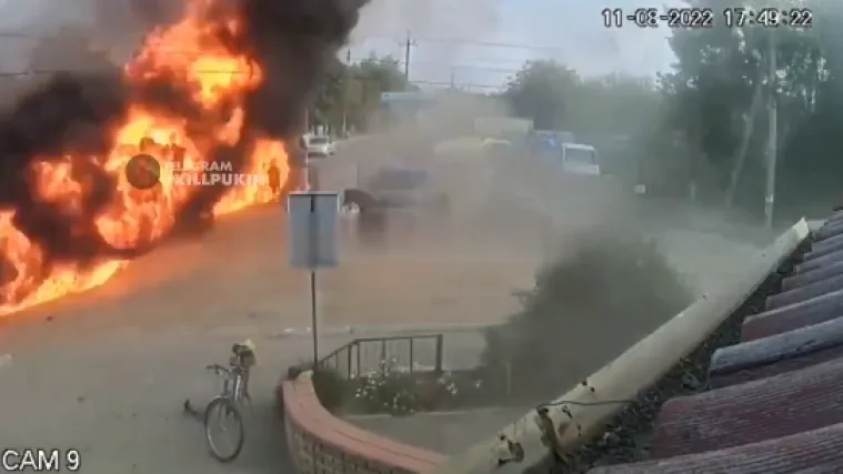 VIDEO Tamno vozilo bukti, iz njega suklja crni dim: Nadzorne kamere snimile ubojstvo ruskog dužnosnika