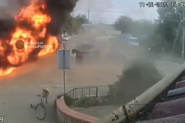 VIDEO Tamno vozilo bukti, iz njega suklja crni dim: Nadzorne kamere snimile ubojstvo ruskog dužnosnika