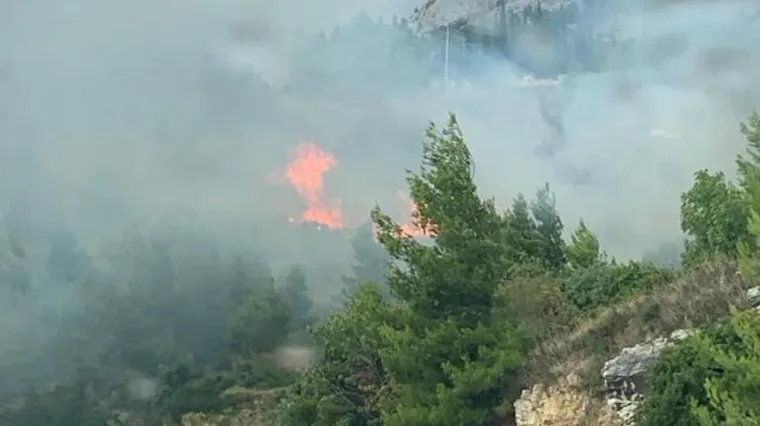 Požar kod Omi&scaron;a lokaliziran: Na intervenciju iza&scaron;lo 57 vatrogasaca i 17 vozila. Vatra nije ugrozila kuće