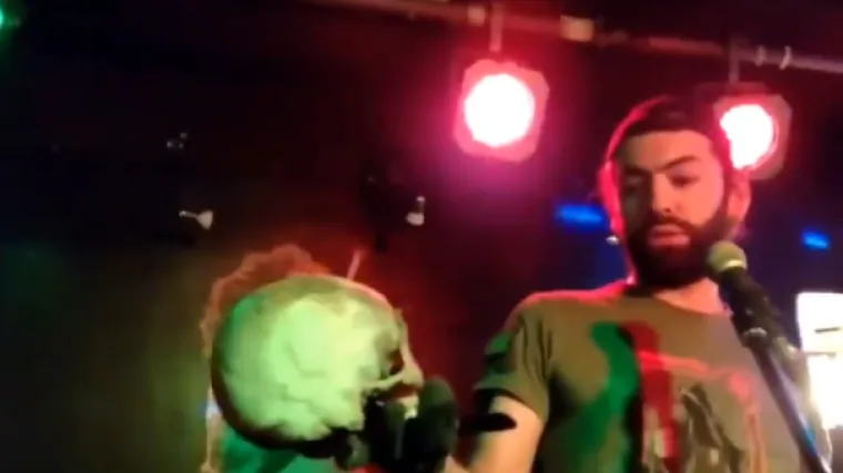 VIDEO Šokantna snimka na kojoj ruski neonacist u rukama drži lubanju ukrajinskog vojnika: 'Neka gori u paklu'