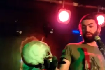 VIDEO Šokantna snimka na kojoj ruski neonacist u rukama drži lubanju ukrajinskog vojnika: 'Neka gori u paklu'