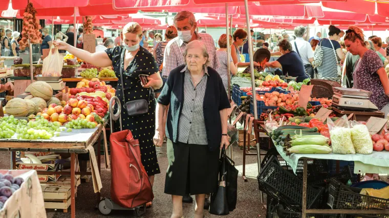 Tre&scaron;njevački plac zapu&scaron;ten i neuredan. Navodno s pet čistača popodne spali na dvojicu. Prodavači sami čiste...