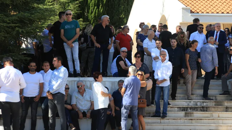 Posljednji ispraćaj Milana Livaje u Kaštelima: Na sprovod Livajinog oca došli i njegovi suigrači iz Hajduka