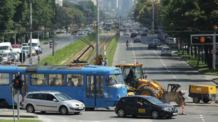 Tramvaj broj 17 iskočio s tračnica na jednom od najprometnijih križanja u Zagrebu: 'To su tehničke pote&scaron;koće'