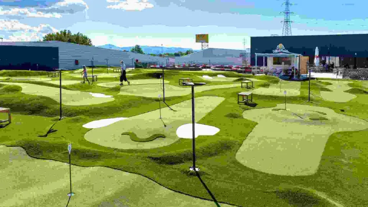 Otvoreni prvi mini golf tereni na krovu trgovačkog centra