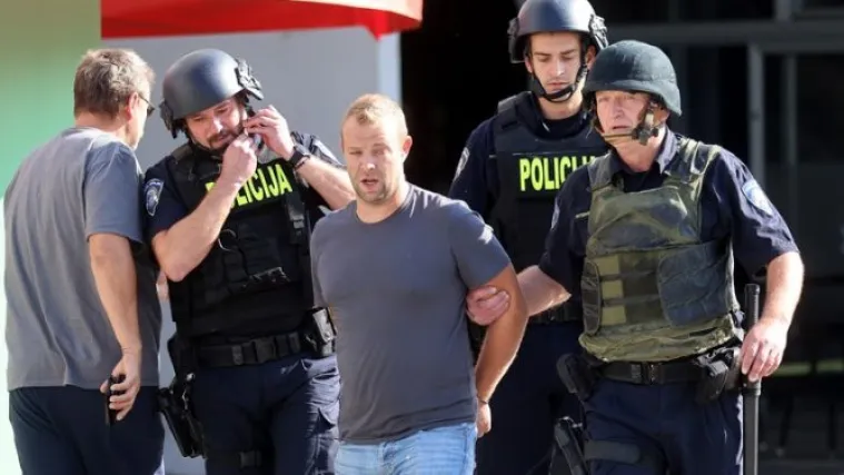 Policajci naoružani do zuba i u pancirkama opkolili kafić 'Corner'. Uskoro su u lisicama izveli vlasnika...