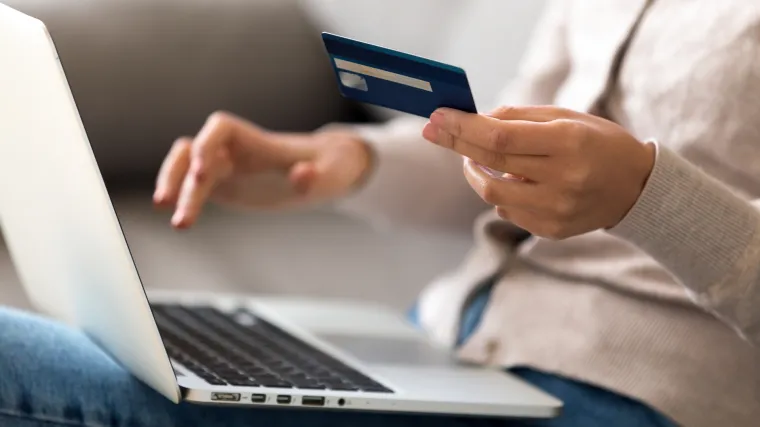 Dvojica mladića kupovali i preprodavali bonove za mobitele, oštetili mobilnog operatera za 472 tisuće kuna