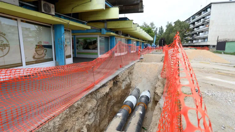 Muškarac u centru Karlovca pao u iskop vrelovoda pa poginuo