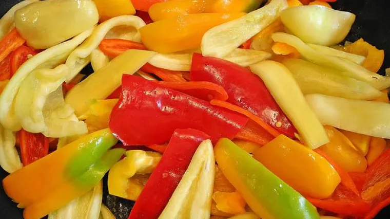 Salata od pečene paprike ukusno predjelo ili lagano glavno jelo