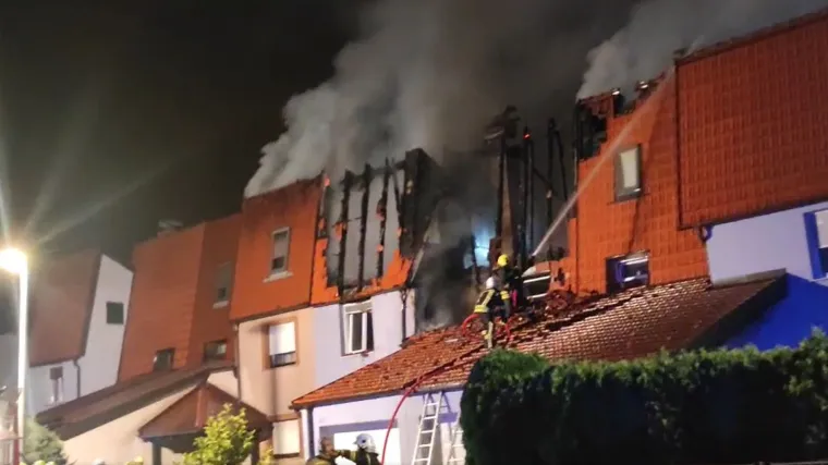 Vatra zahvatila kuće u nizu u Zapre&scaron;iću. Ubrzo se pro&scaron;irila na četvrti objekt