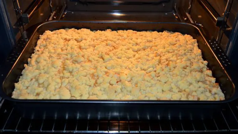 Jednostavni kolač s jabukama osvježavajući desert za svaki dan