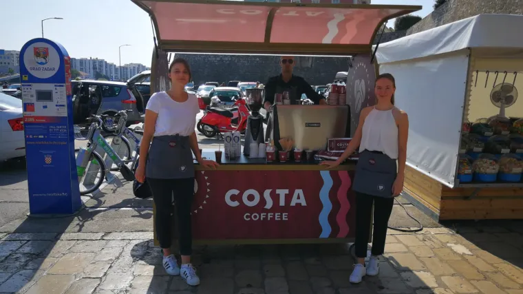 Subotu započnite poznatom londonskom kavom. Costa Coffee Pop-up bar stiže u Split