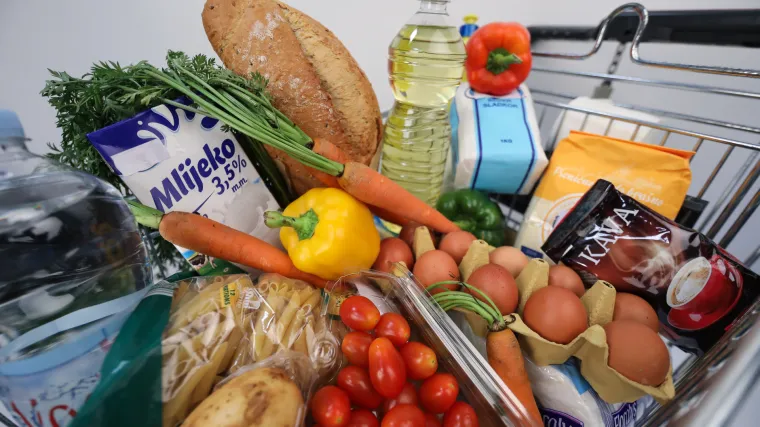 Već peti mjesec za redom pale cijene biljnog ulja, šećera, mliječnih proizvoda i mesa