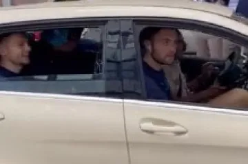 Nakon što po njih nije došao autobus, slovenski košarkaši na prvu utakmicu na Eurobasketu otišli taksijem i pobijedili