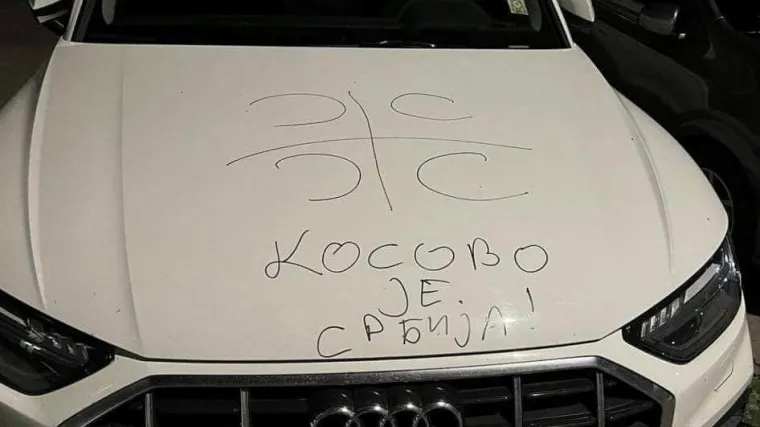 Flomasterom na automobilu kosovskih tablica i&scaron;arao 'Kosovo je Srbija' te sve snimio: 'To je poziv na mržnju'