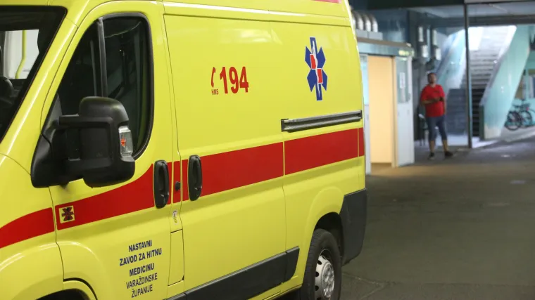 Dječak istrčao iza parkiranog kamiona i naletio na auto, prevezen je u bolnicu