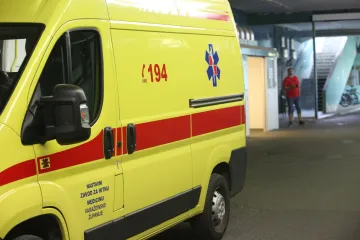 Dječak istrčao iza parkiranog kamiona i naletio na auto, prevezen je u bolnicu