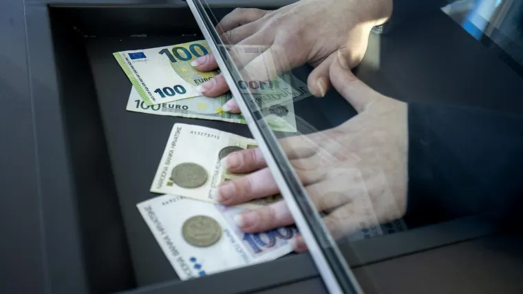 Sve cijene moraju biti u dvije valute, a trgovci smiju zaokružiti isključivo na nižu cijenu: Evo što će biti s plaćama i mirovinama