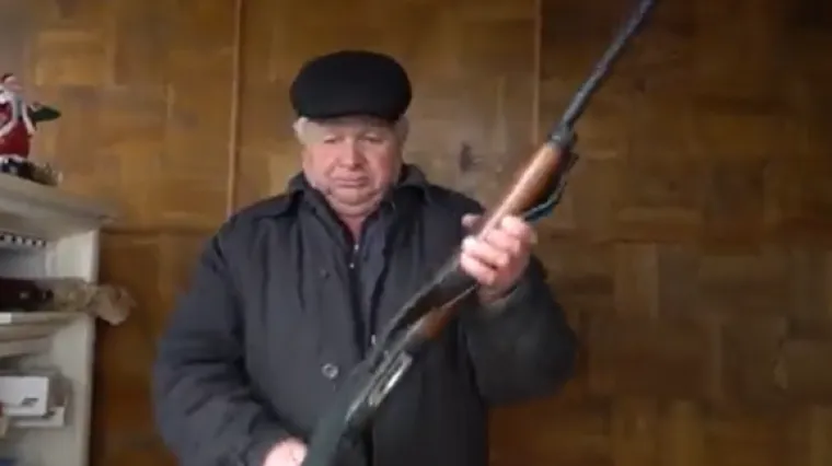 Ukrajinski umirovljenik lovačkom pu&scaron;kom oborio ruski avion vrijedan 645 milijuna kuna: Sada ponosno nosi medalju