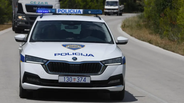 Vozač teretnog vozila preminuo nakon sudara s osobnim automobilom