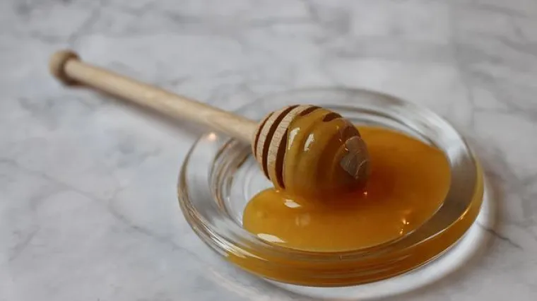 Za&scaron;to je med rijedak? Smije li med biti rijedak?