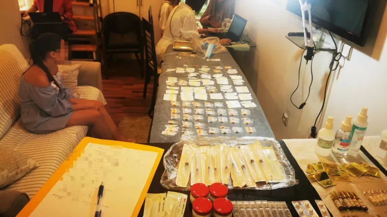 Unajmila stančić pa na kauču na crno pumpala djevojkama usne: 'Prona&scaron;li smo veće količinu proizvoda neutvrđenog podrijetla'