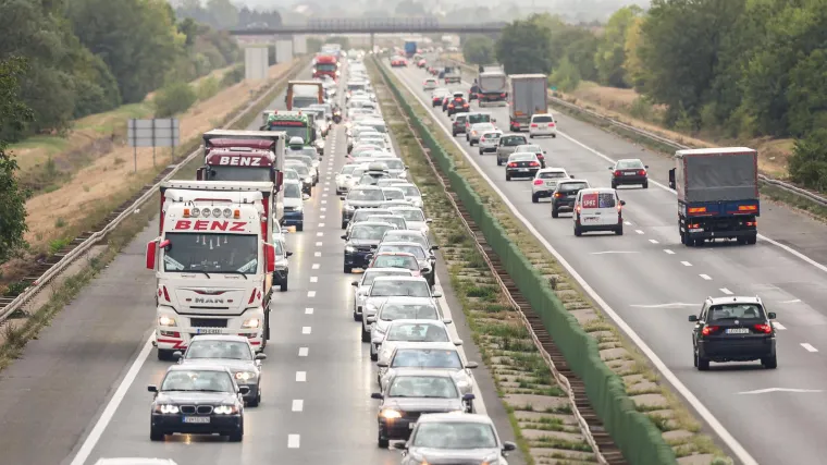Sudarila se tri kamiona i automobil na Zagrebačkoj obilzanici, stvaraju se gužve