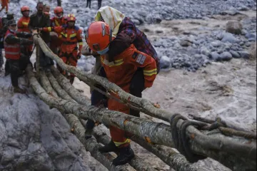FOTO Broj žrtava potresa u Kini popeo se na 65, u tijeku izvlačenje zarobljenih, prijete i poplave